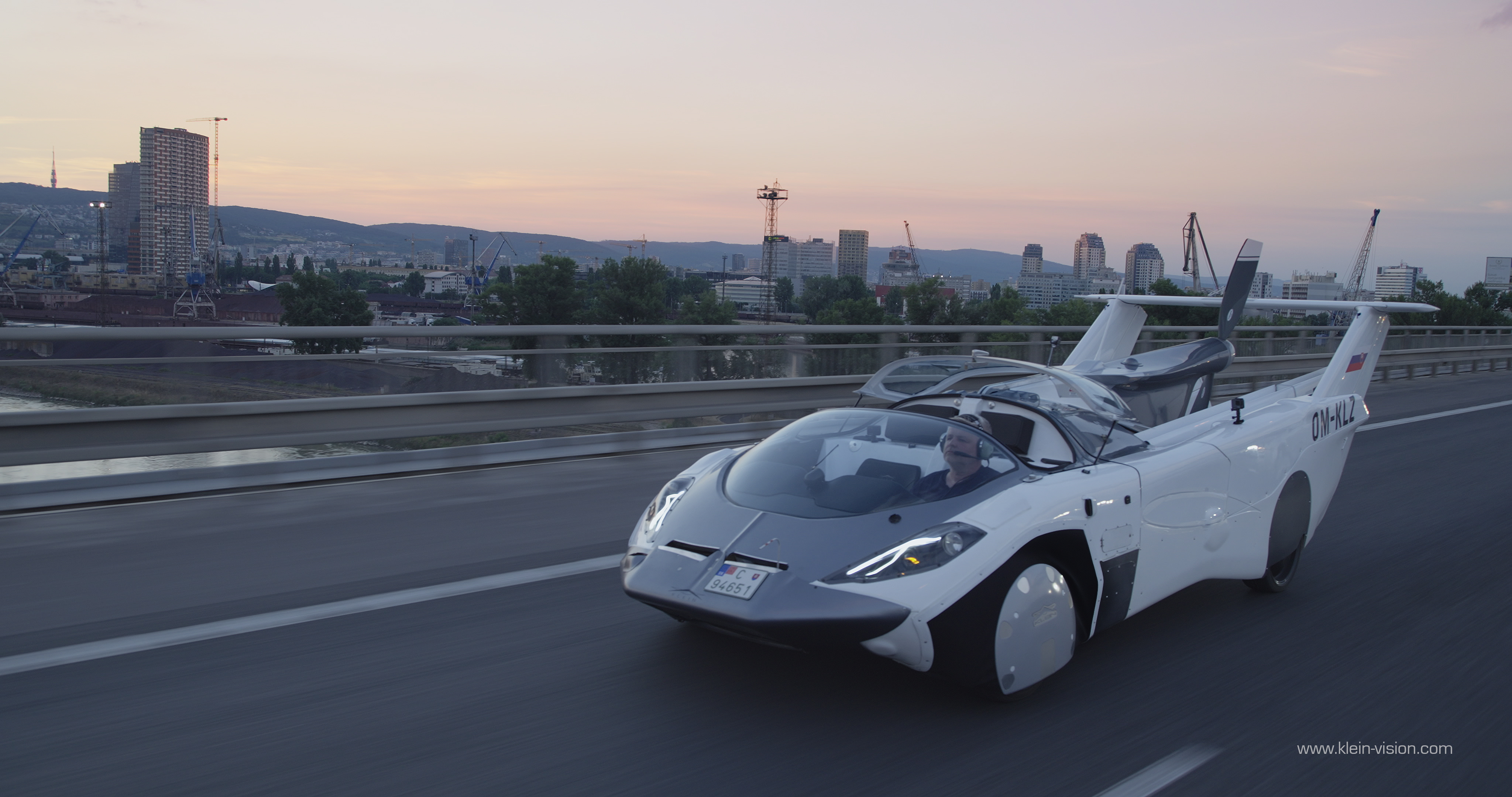 Машина для первого раза. Klein Vision Air car. Летающая машина AIRCAR. Летающий автомобиль AIRCAR от Klein Vision. Прототипы летающих машин.